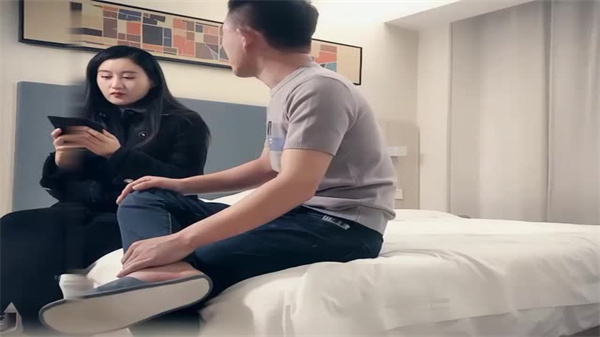 新人兼职御姐黑丝诱惑！刚下海就被扑倒强吻，抓奶狠吸停不下来 海报