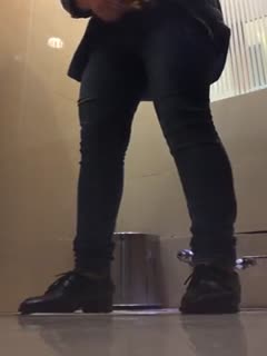 商场厕拍系列 两个妹子的滑板鞋，时尚时尚最时尚 海报