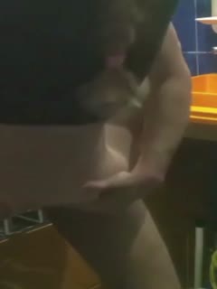 给在洗手间的女友一个措手不及! 海报