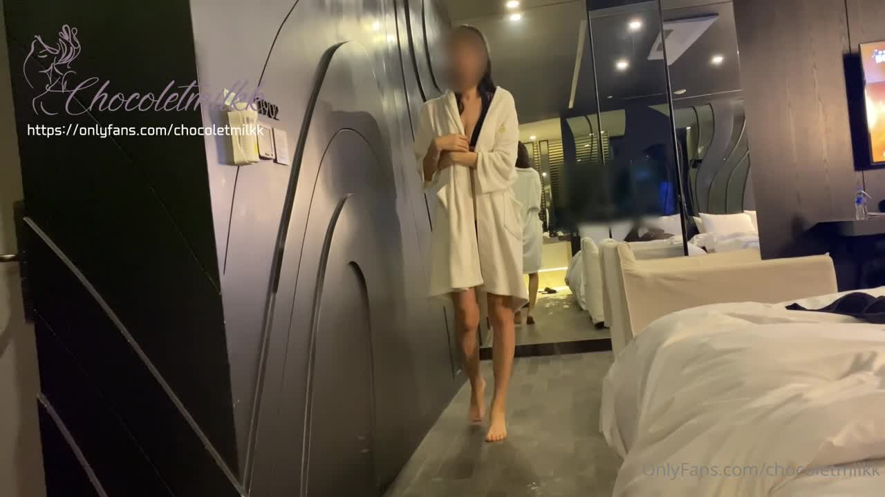 好想穿著比基尼在户外游泳池干阿的! 海报