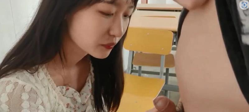 大三美女牙套妹在校外開房 海报