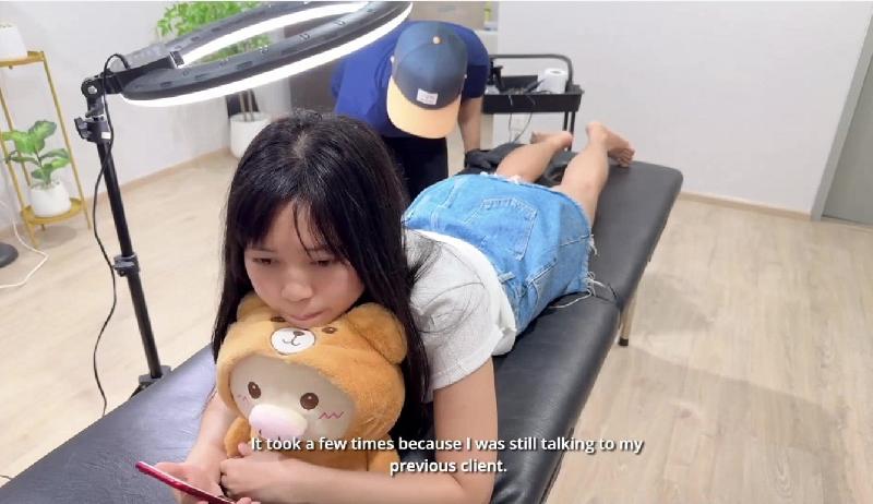 紋身師大哥受不了強行脫內內狂摳小穴 海报