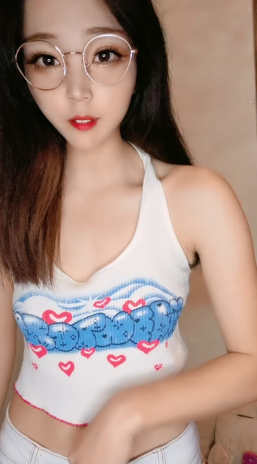 红唇眼镜新人骚货！齐B小短裤扭动细腰掰嫩穴，浓密阴毛蜜穴收缩特写清晰可见 海报