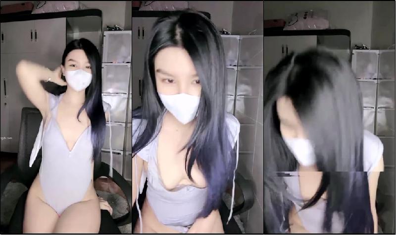 √ 【是啊】羞澀中帶一點騷的極品學妹 無毛分逼跳蛋狂震叫的好騷 海报
