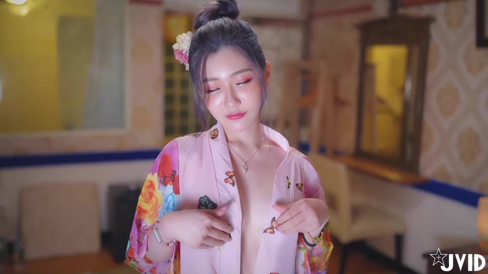 日系樱花妹真空无内风情全开！和服下竟藏致命诱惑 海报