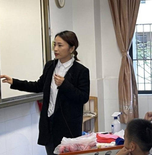优质教师恋爱脑变成曝光母狗 海报
