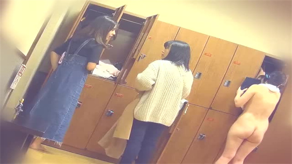 【11月新作】大衆浴場女子更衣室盗撮 人妻たちの無防備な着替えを覗き見 海报
