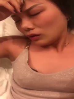 陌陌上约了28岁的少妇出来解渴，含住大鸡巴舔几下，就无套艹她，干一会儿下面就湿了，偷情有点刺激 海报