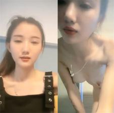欲姐洗澡前开播自慰挑逗观众，疯狂抠穴狂收打赏！ 海报