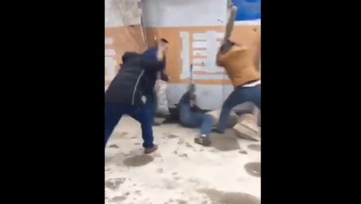 搞别人的老婆被人家找上门一顿毒打.. 海报