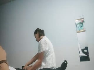 小萌不干活_老哥足疗店勾搭大奶子甜美妹子带回房间捏奶抱起来操.. 海报