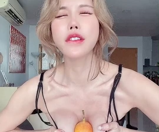 福利时间吃个樱桃的。 海报