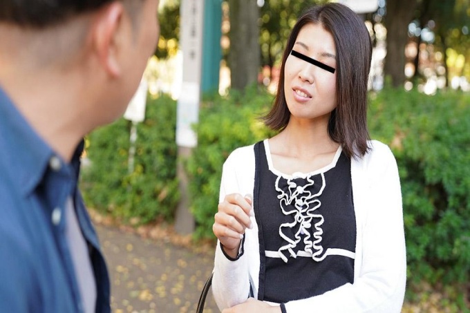 以时尚检查为借口来接一个美丽的妻子！即时性爱！ 海报
