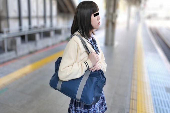 针对准备进食的制服女孩 海报