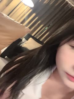 短发10级清纯甜美耐看小美眉，居然敢在空旷的公园里露出大奶子_1. 海报