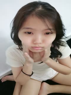 清纯素颜小妹露脸想让狼友们的礼物，听指挥脱光了展示. 海报
