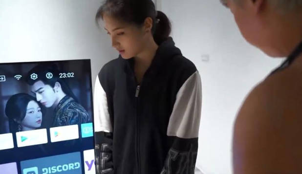 清纯妹妹被哥哥偷窥自慰，忍不住进去，内射中出亲爱的妹妹 海报