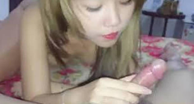极品反差婊️越南性工作者，年轻的妻子，粉嫩的小逼逼，超会吃鸡，操起来简直爽翻了！ 海报