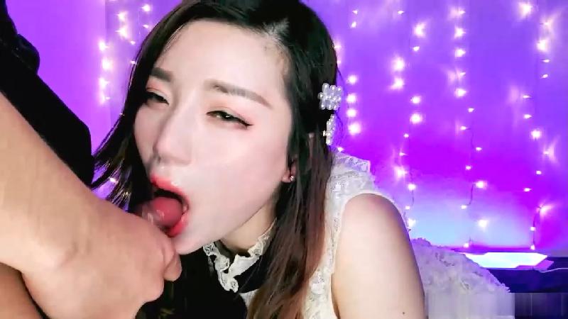 网黄反差婊子妮可直播忘光摄影机被男友狠操的样子都被粉丝看到了 海报