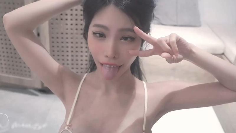 大奶美女 继妹想成为小哥哥的性玩偶 偷偷躲进被子撅着屁屁等着挨操 射精後再帮口交清理棒棒 海报