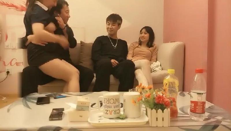 邀朋友和姐妹花4P 海报