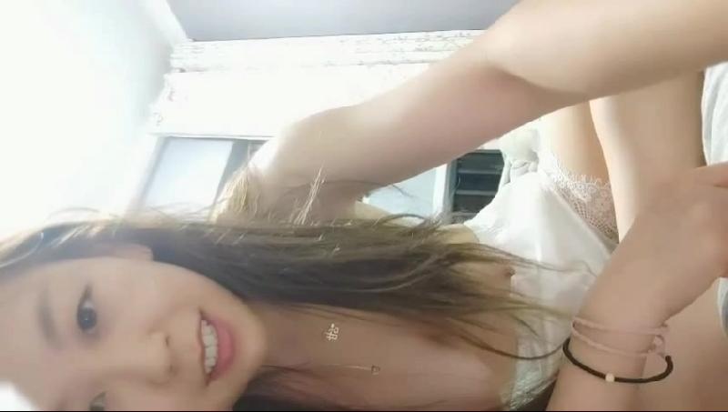 單親媽媽哄完女兒趕緊和小鮮肉男友啪啪 海报