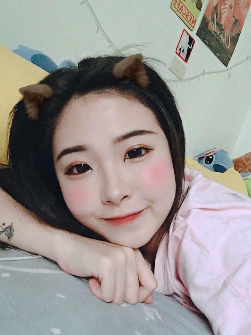 有点好看的小姐姐价格不便宜哦 海报