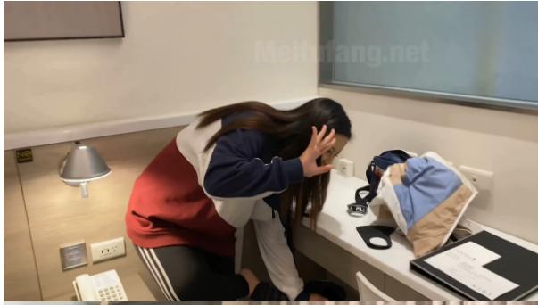 台灣醫科大校服美女趴在窗看大街 海报