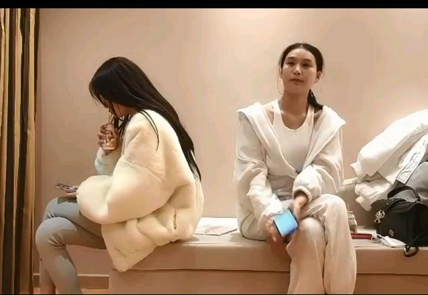 雙飛高顏值美女 啊啊哥哥射給我 海报
