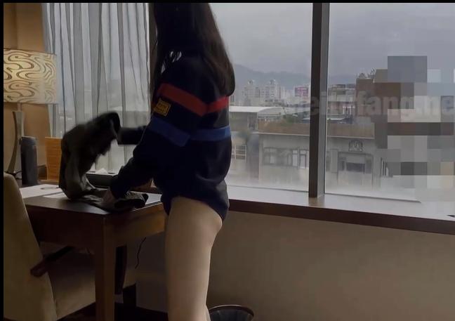 台灣酒店约炮身材豐满的大三學妹 海报