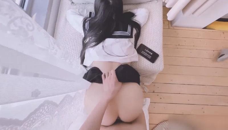 把妹妹套路到床上干 海报