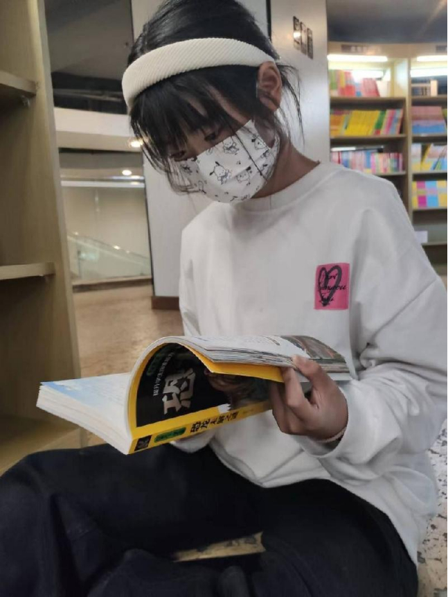 这个妹子除了毛有点多，其他的都很不错，特别是胸部 软乎乎的 奶头很小 海报