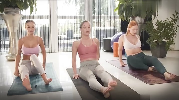 同性恋的性爱3姐妹的完美身材任你看看 海报