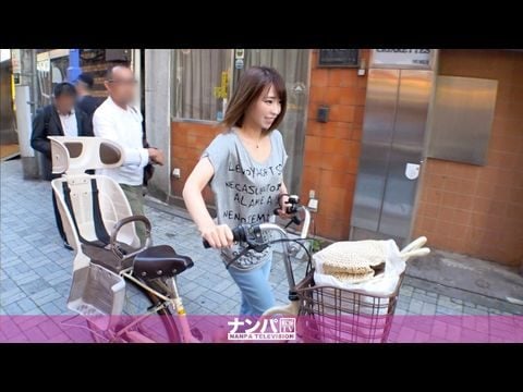 200GANA-2113 マジ軟派、初撮。 1370 ナンパ失敗続きで落ち込んでいた時、ママチャリにまたがった美人奥様が現れた！！買い物袋でパンパンに詰まった前カゴ、胸元のゆるいTシャツ、足元はサンダル。「5歳の息子と旦那がお腹を空かして待ってます…」生活感剥き出しの美人奥様は釣れるのか？？1 海报