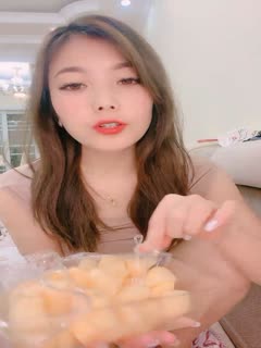 颜值女神卫生间自慰，蓝色假屌地上骑坐 海报
