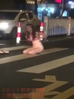 最新门事件醉酒女半夜脱光光在马路中间模拟性交被路过的司机按喇叭围观喝彩 海报