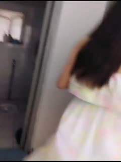 性感网红美女下楼取快递时故意找借口把快递员骗到房间说_我一个人住,好想让男人操我,好深啊,,操死我,射逼逼里! 海报
