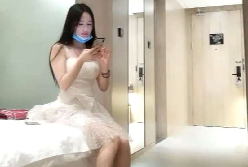 我们玩个游戏，你赢就口出来，你输就不戴套! 海报