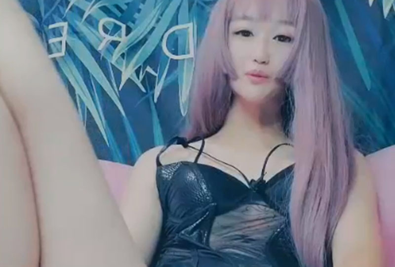 美萌妹子享受大黑牛震动! 海报