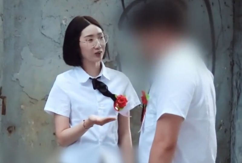 毕业了送出第一次的性爱! 海报