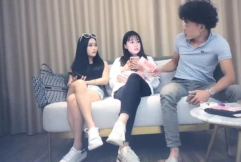 一次叫了两个妹子，本以为可以双飞 海报