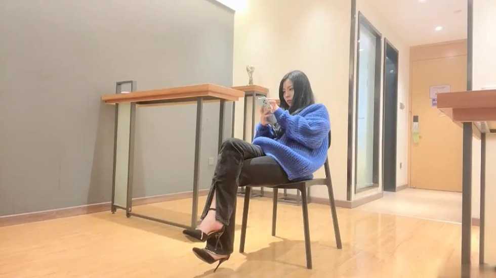 在酒吧帮两个小姑娘买了单 出门就让要跟我回酒店 海报