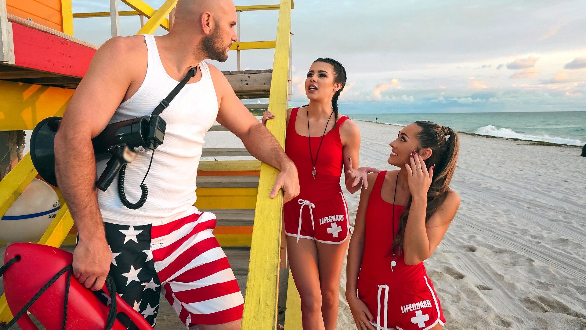 Horny Lifeguards Share A Cock 海报