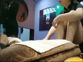 龙哥桑拿会所叫位新来的美女技师服务时不让碰,把公关经理叫来加钱想干她,不同意带到3楼找位更漂亮的美女服务! 海报