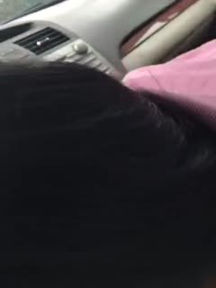 白皙漂亮的美女看见出差刚回来的男友突然开车接她下班,兴奋不已说_今天在车上玩玩吧.2人在马路边玩车震! 海报