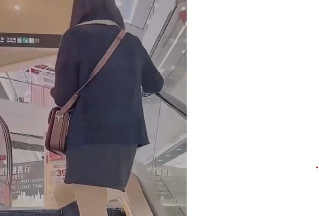 商場試衣間和美女偷情，干到中途有人來換衣服，差點被發現了 海报