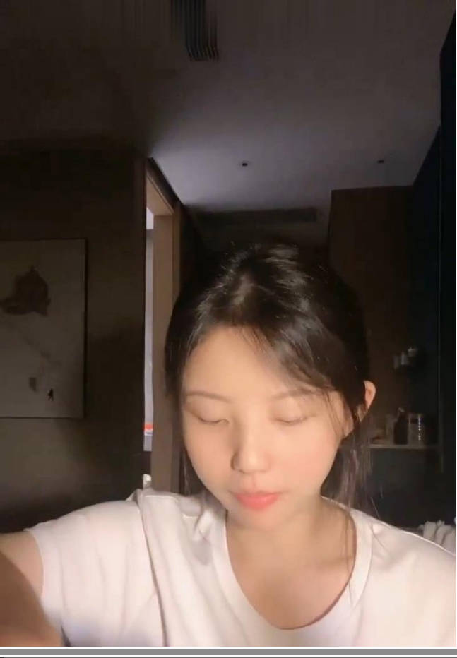 （情侶自拍） 妹子臉蛋不錯 只是胸部有些外擴下垂 海报