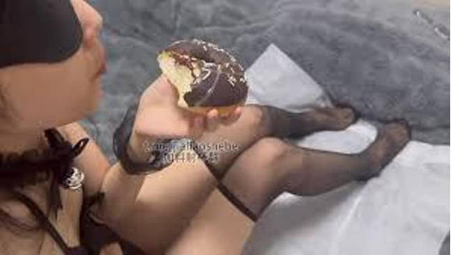 重口警告！把堂妹调教成为吃精液和尿液母狗！妹妹的精液食物吃播黑丝小母狗祈求精液甜甜圈 海报