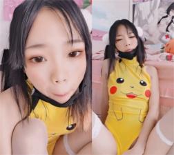 小仙云儿激情自渎：皮卡丘情趣紧身衣下骚穴自抠，流汁舔舐淫水蜜液！ 海报