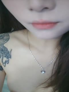 #直播_花臂满腿纹身美少女！_一双眉眼高颜值，全裸收费房，多毛骚逼掰开，小尺度展示身材 海报